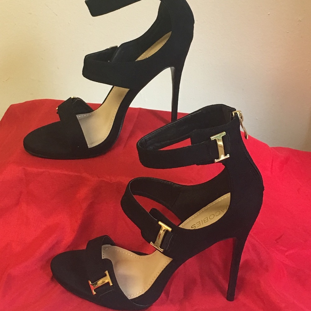 Black Pumps